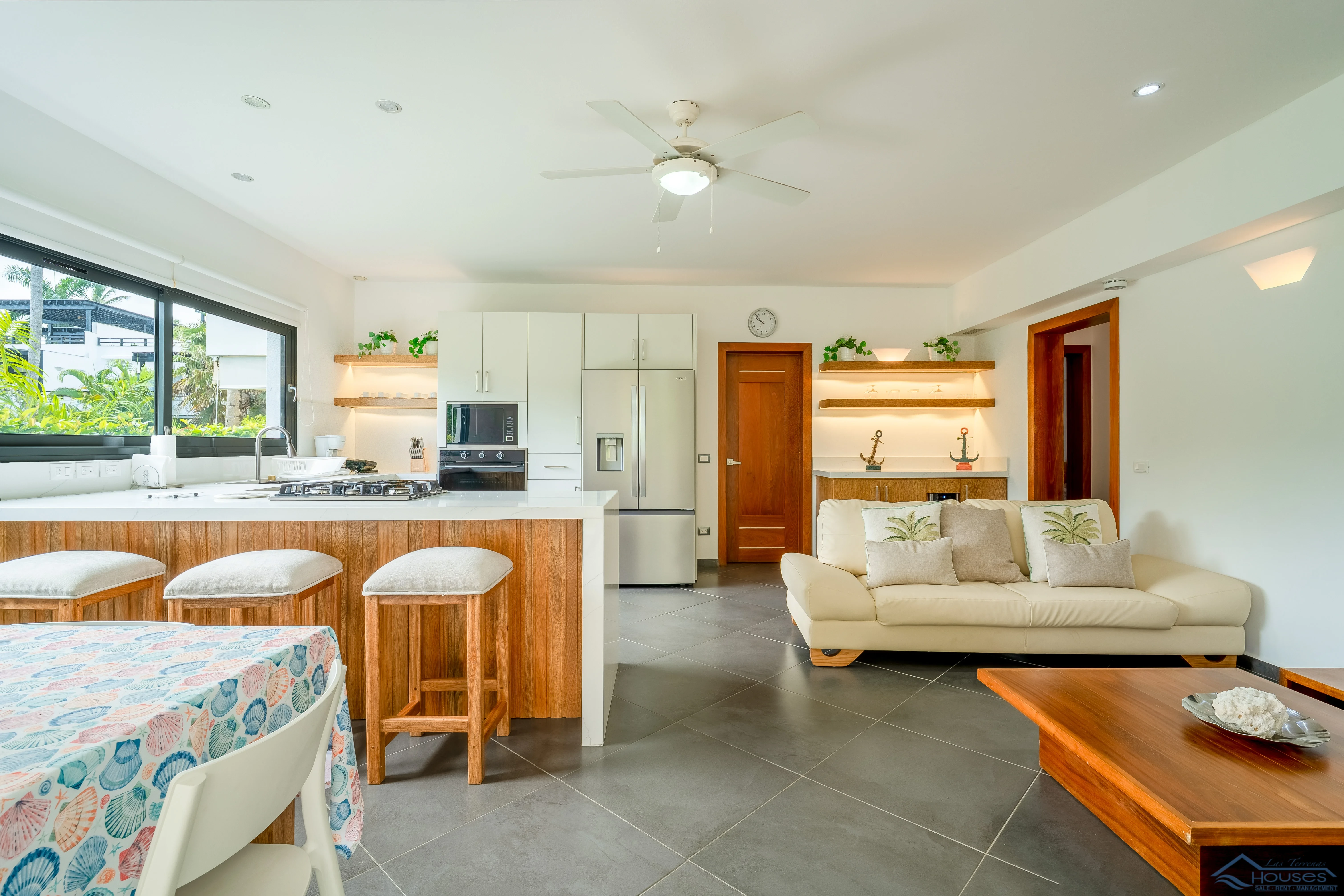 Beachfront Condo Rental”, “3 Bedroom Vacation Rental” o “Playa Punta Popy