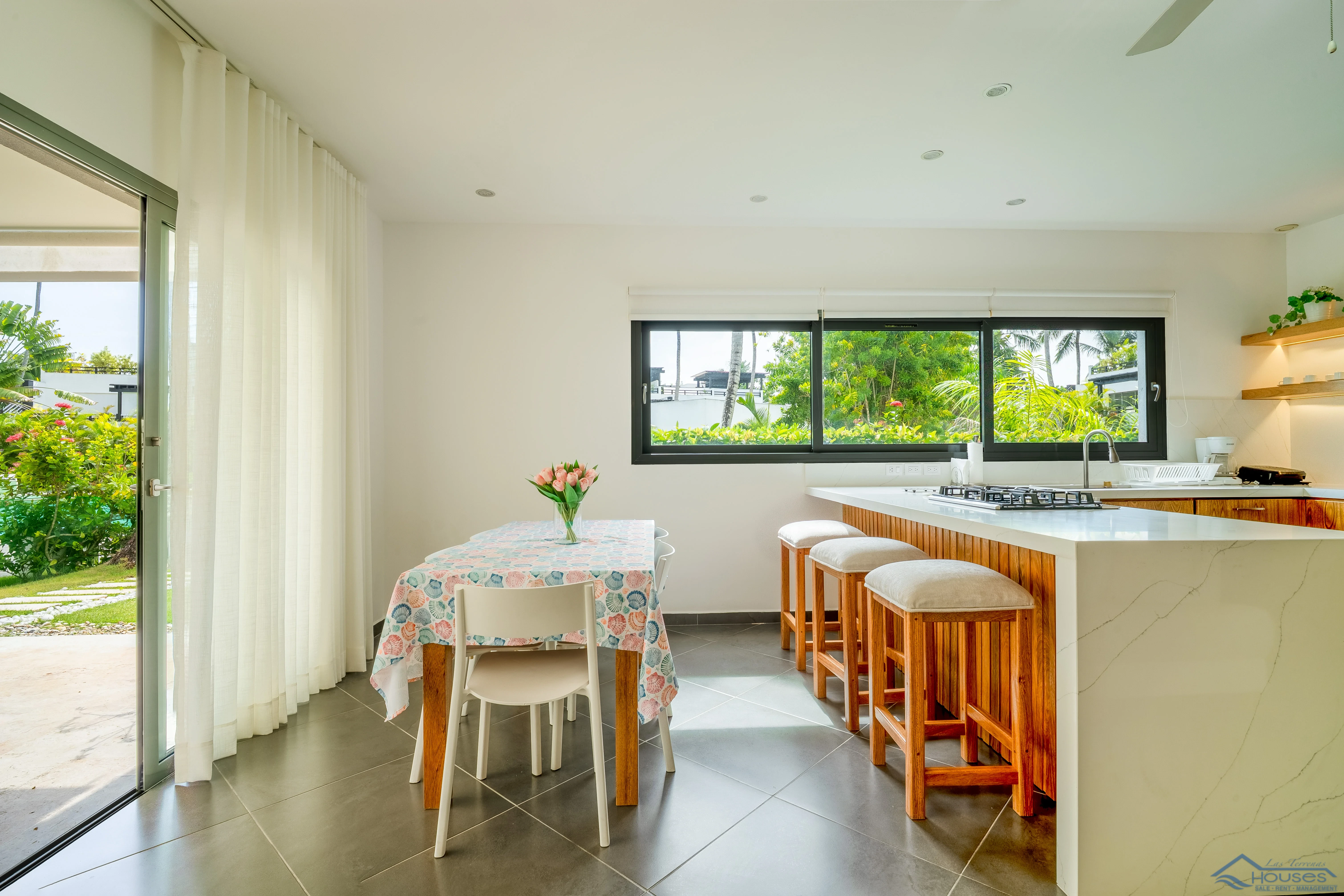 Beachfront Condo Rental”, “3 Bedroom Vacation Rental” o “Playa Punta Popy