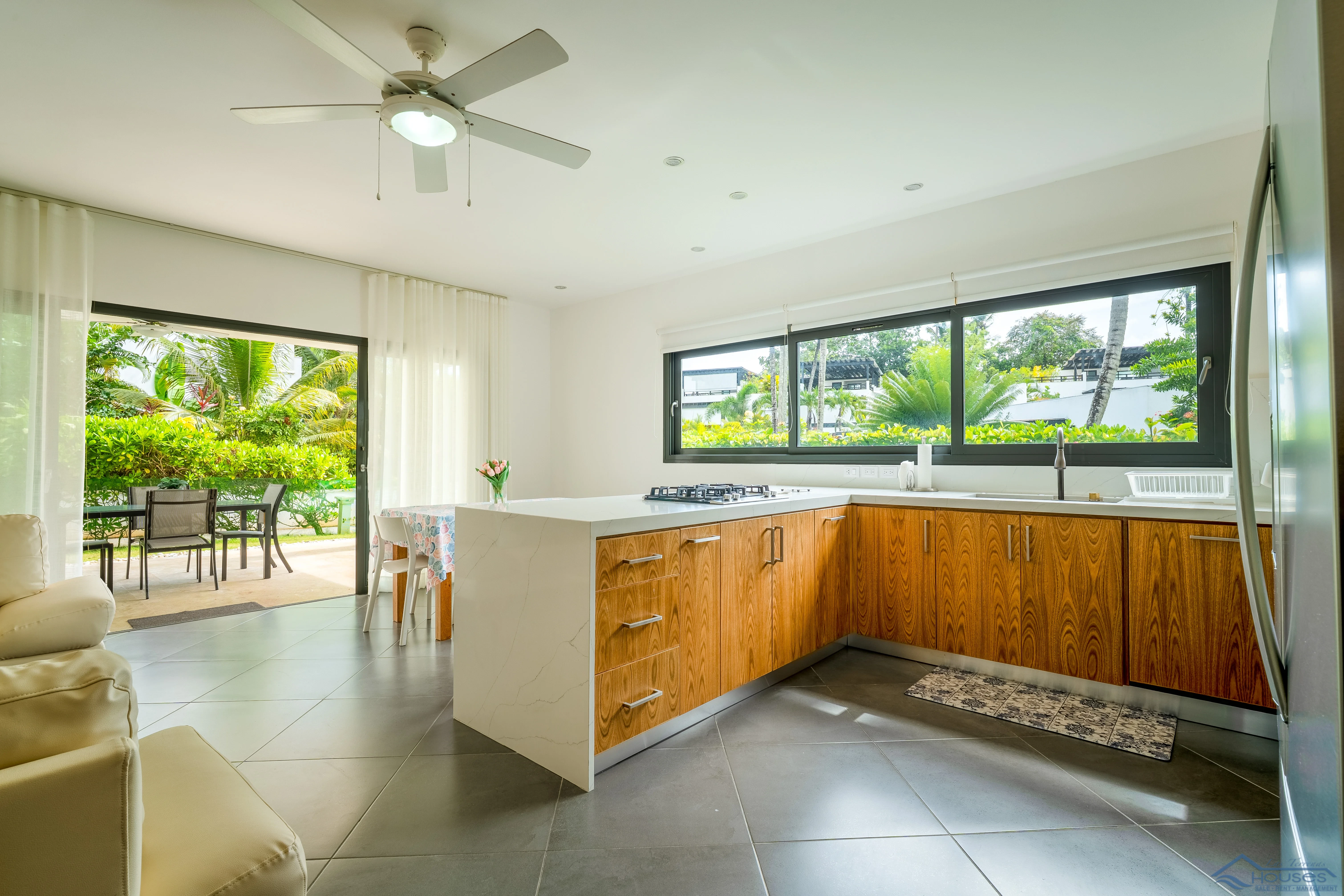 Beachfront Condo Rental”, “3 Bedroom Vacation Rental” o “Playa Punta Popy
