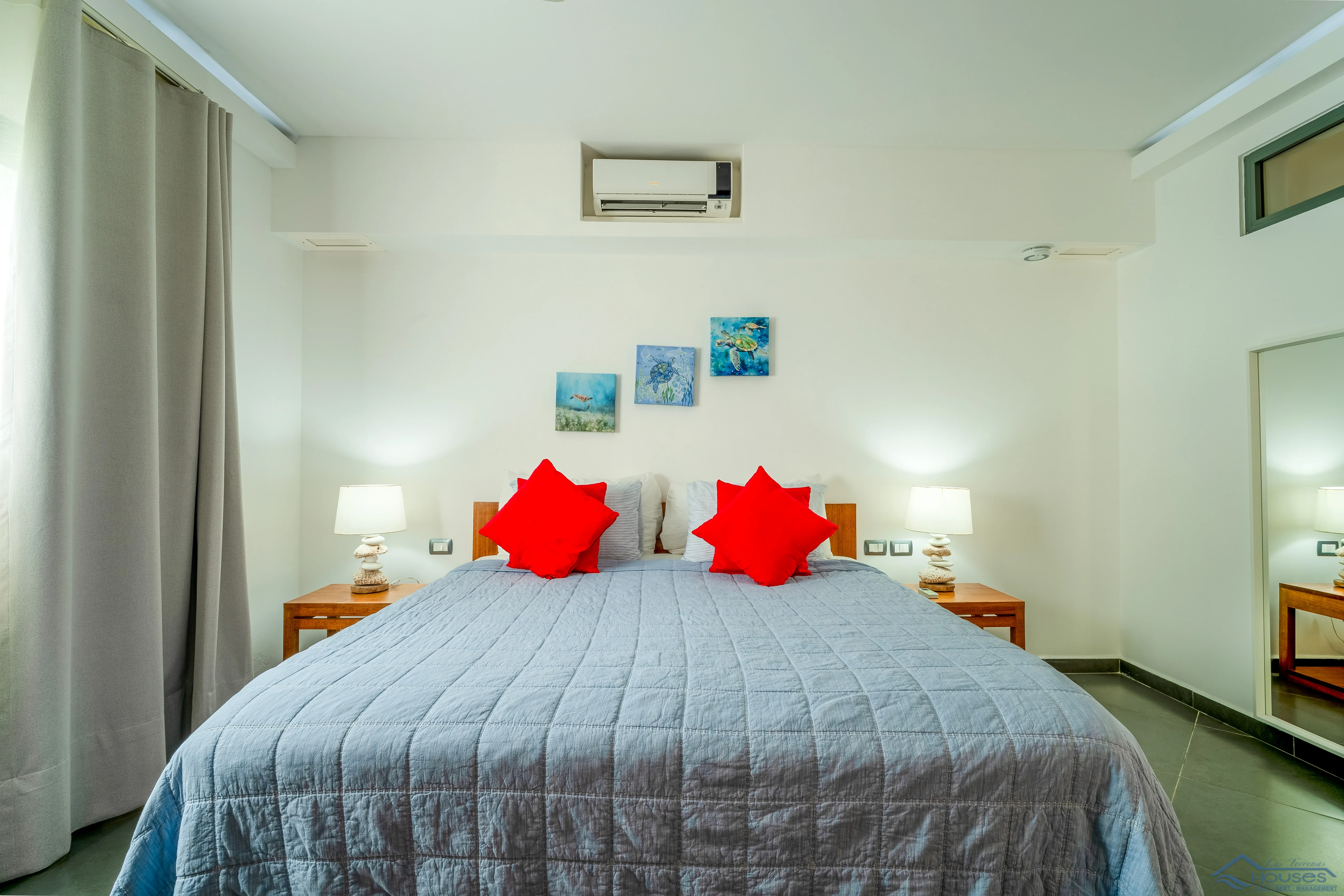 Beachfront Condo Rental”, “3 Bedroom Vacation Rental” o “Playa Punta Popy