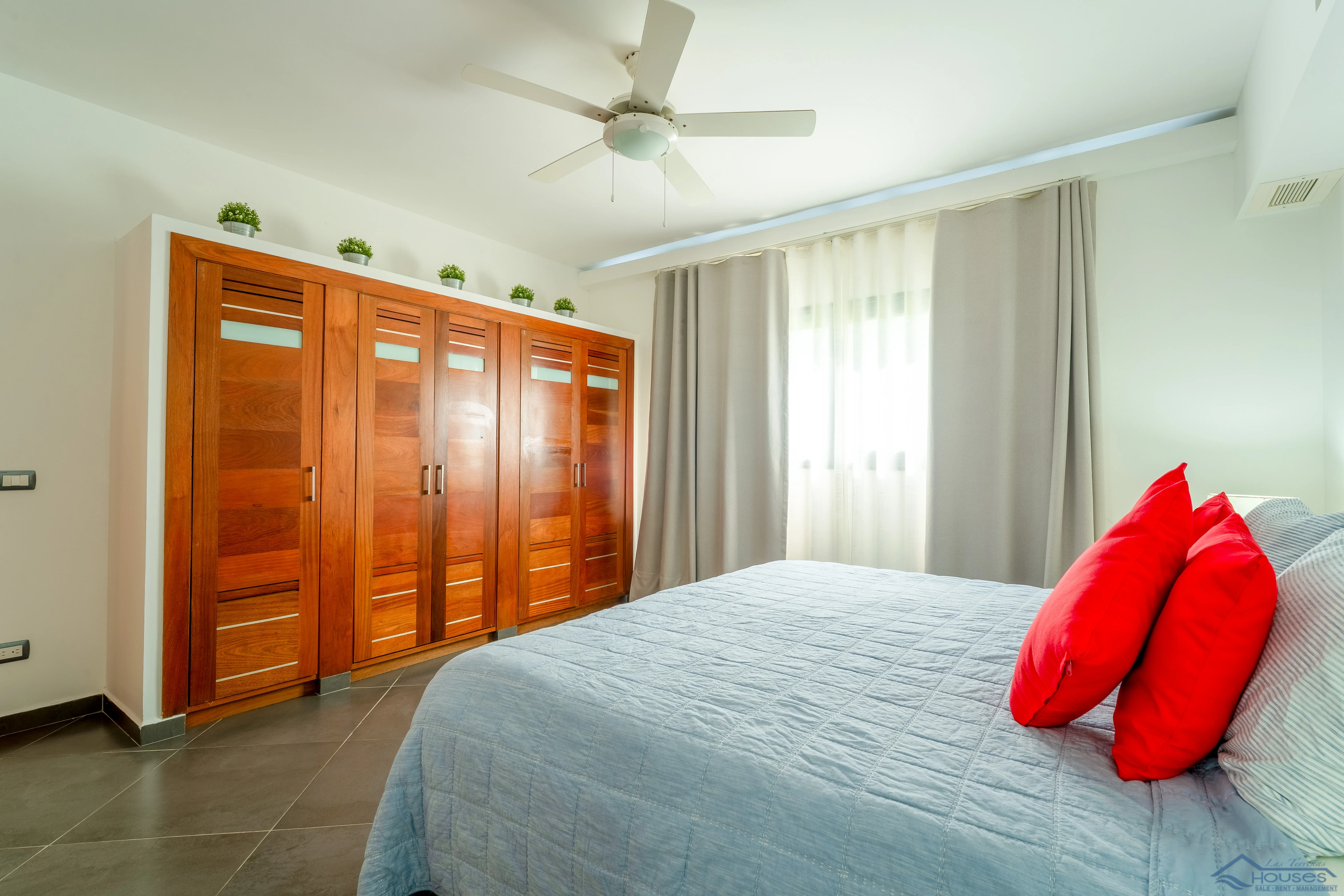 Beachfront Condo Rental”, “3 Bedroom Vacation Rental” o “Playa Punta Popy