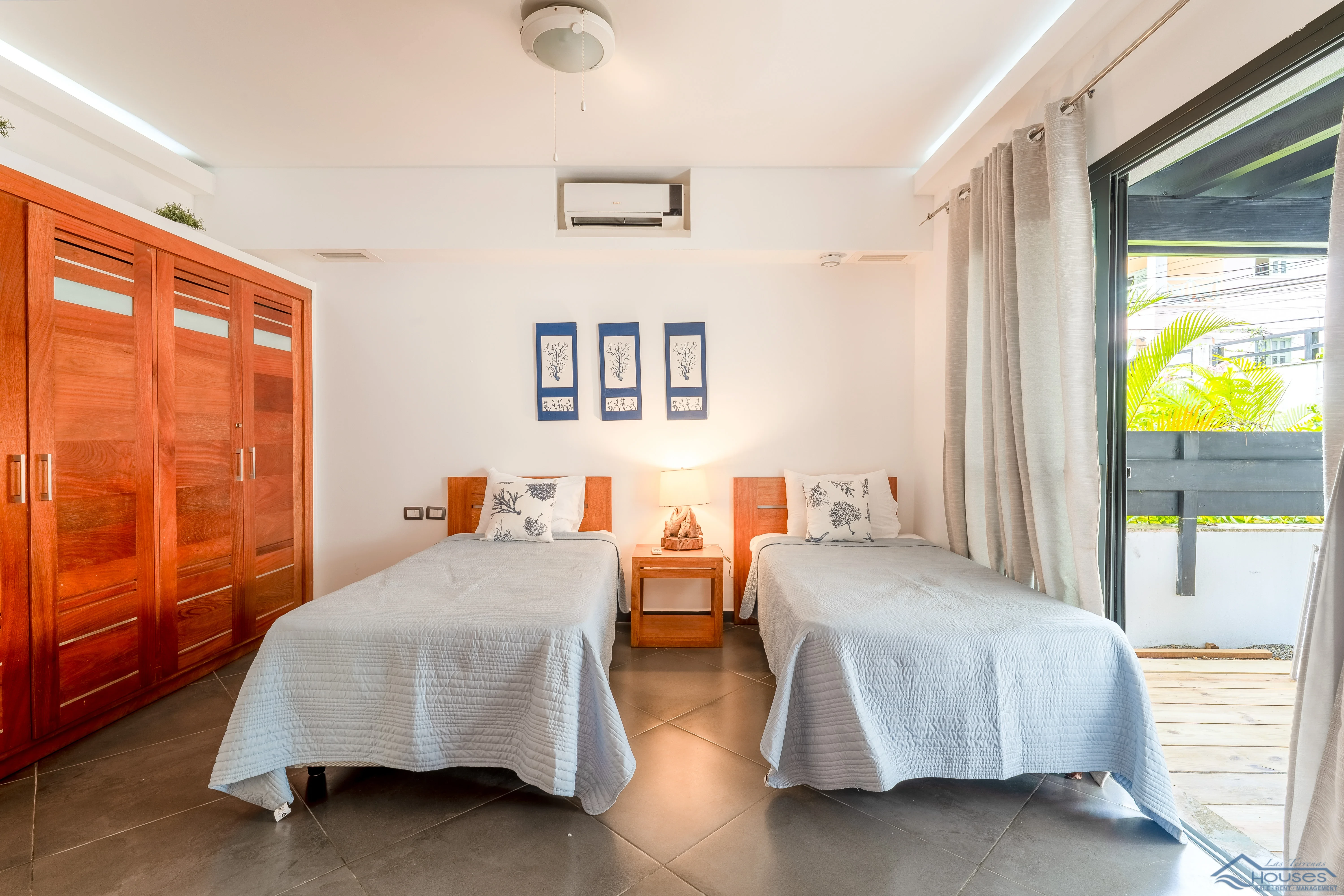 Beachfront Condo Rental”, “3 Bedroom Vacation Rental” o “Playa Punta Popy