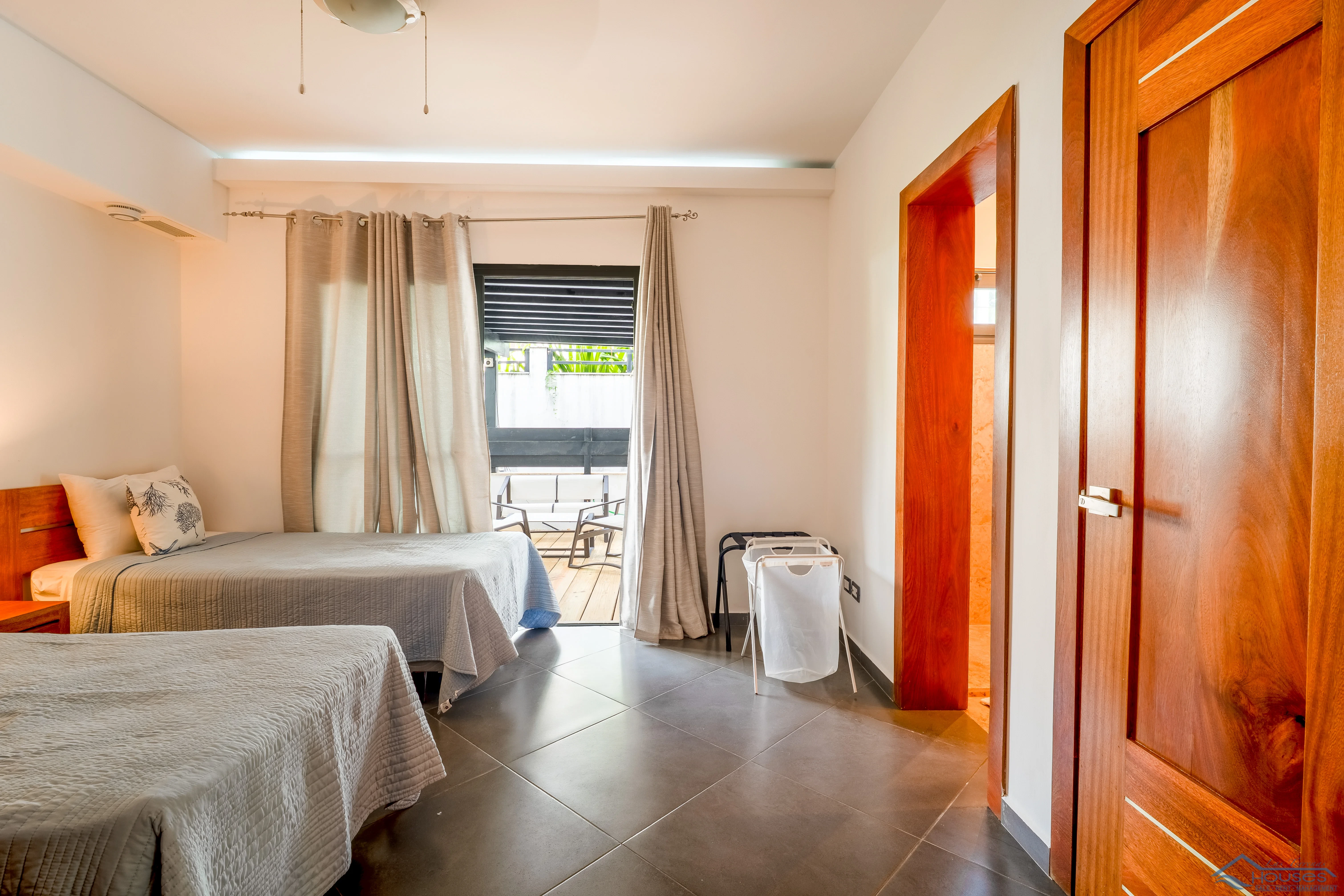 Beachfront Condo Rental”, “3 Bedroom Vacation Rental” o “Playa Punta Popy
