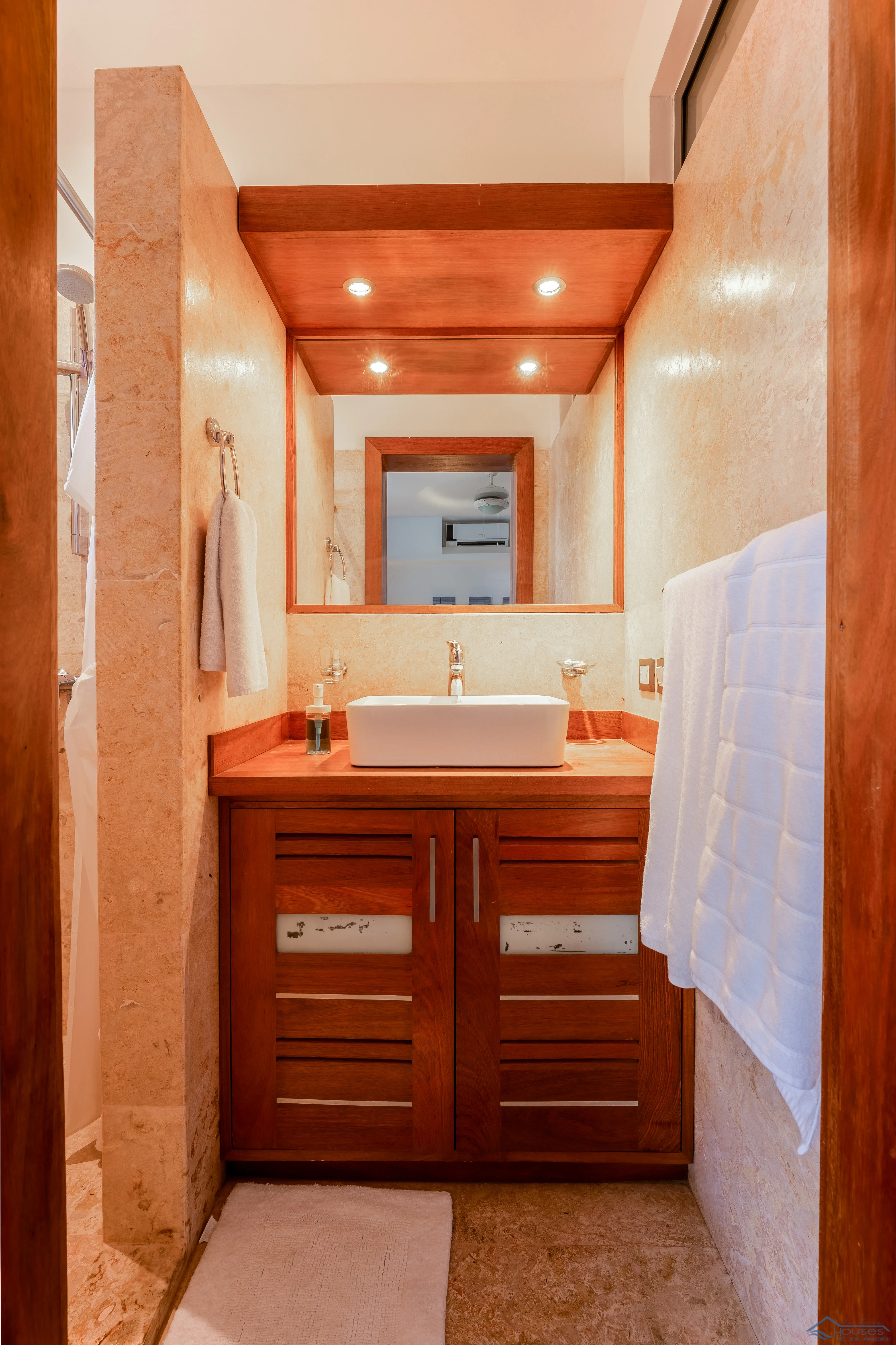 Beachfront Condo Rental”, “3 Bedroom Vacation Rental” o “Playa Punta Popy