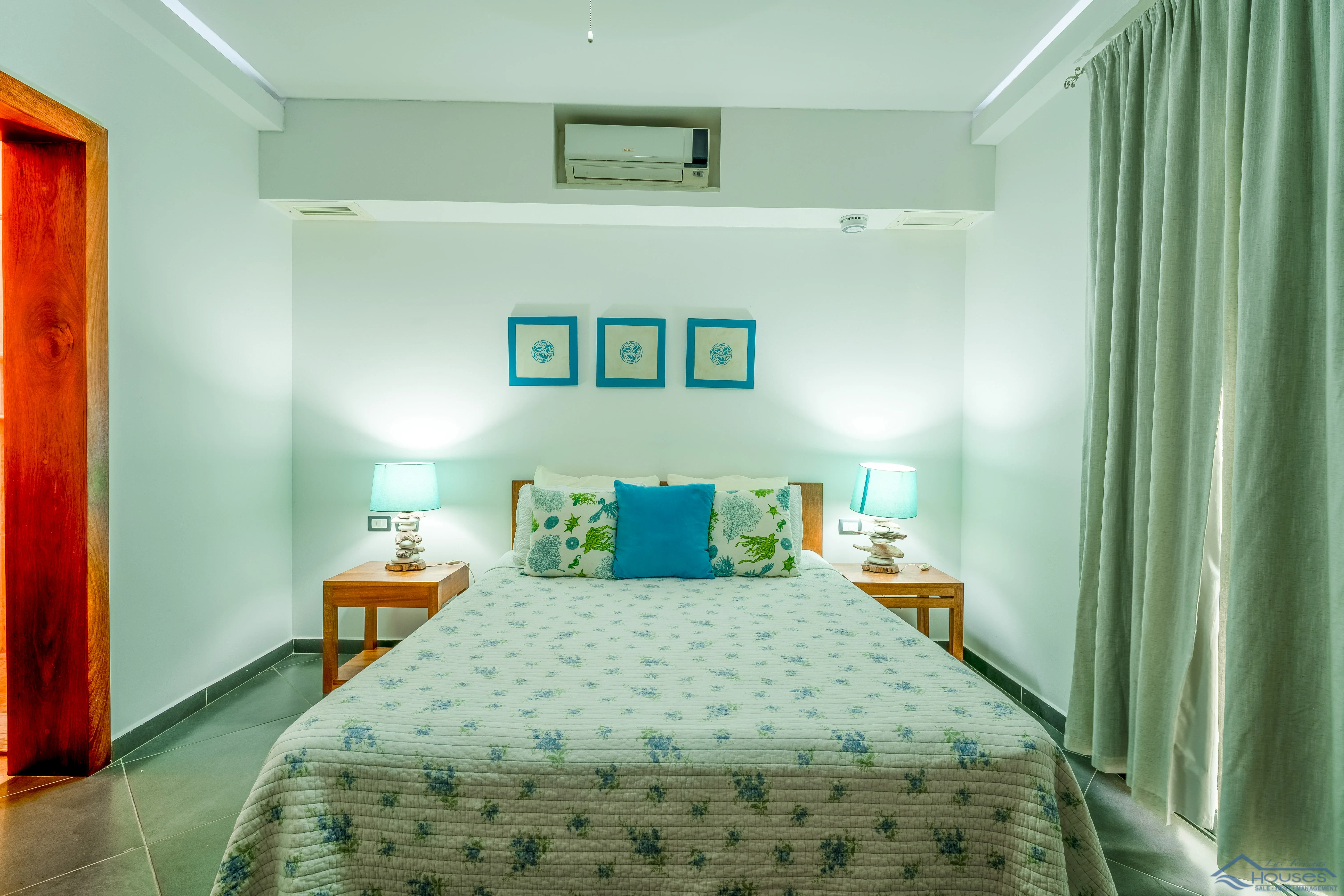 Beachfront Condo Rental”, “3 Bedroom Vacation Rental” o “Playa Punta Popy