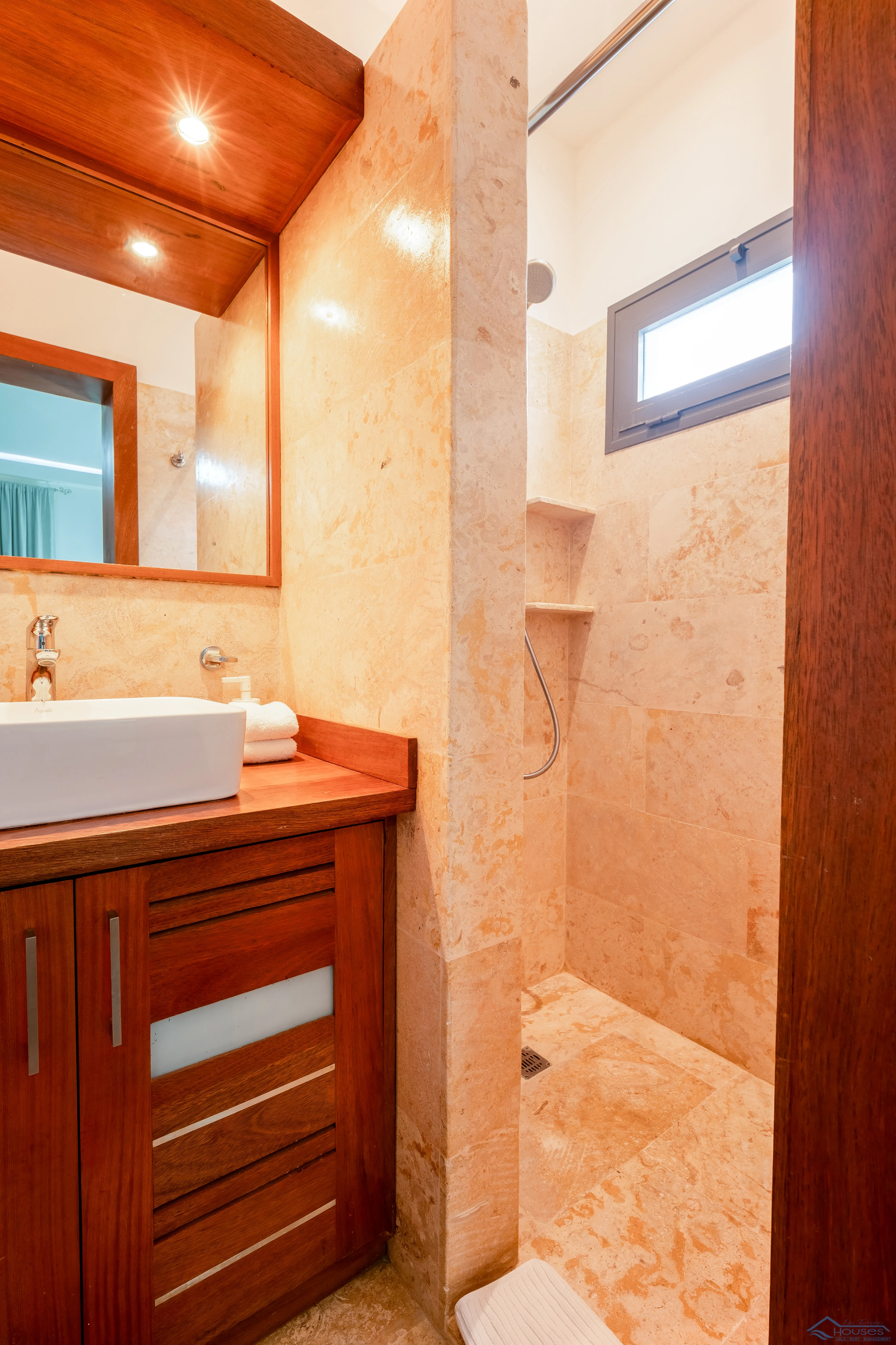Beachfront Condo Rental”, “3 Bedroom Vacation Rental” o “Playa Punta Popy